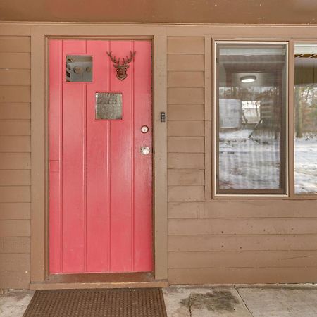Pet-Friendly Irons Cottage About 4 Mi To Sand Lake! Exterior photo