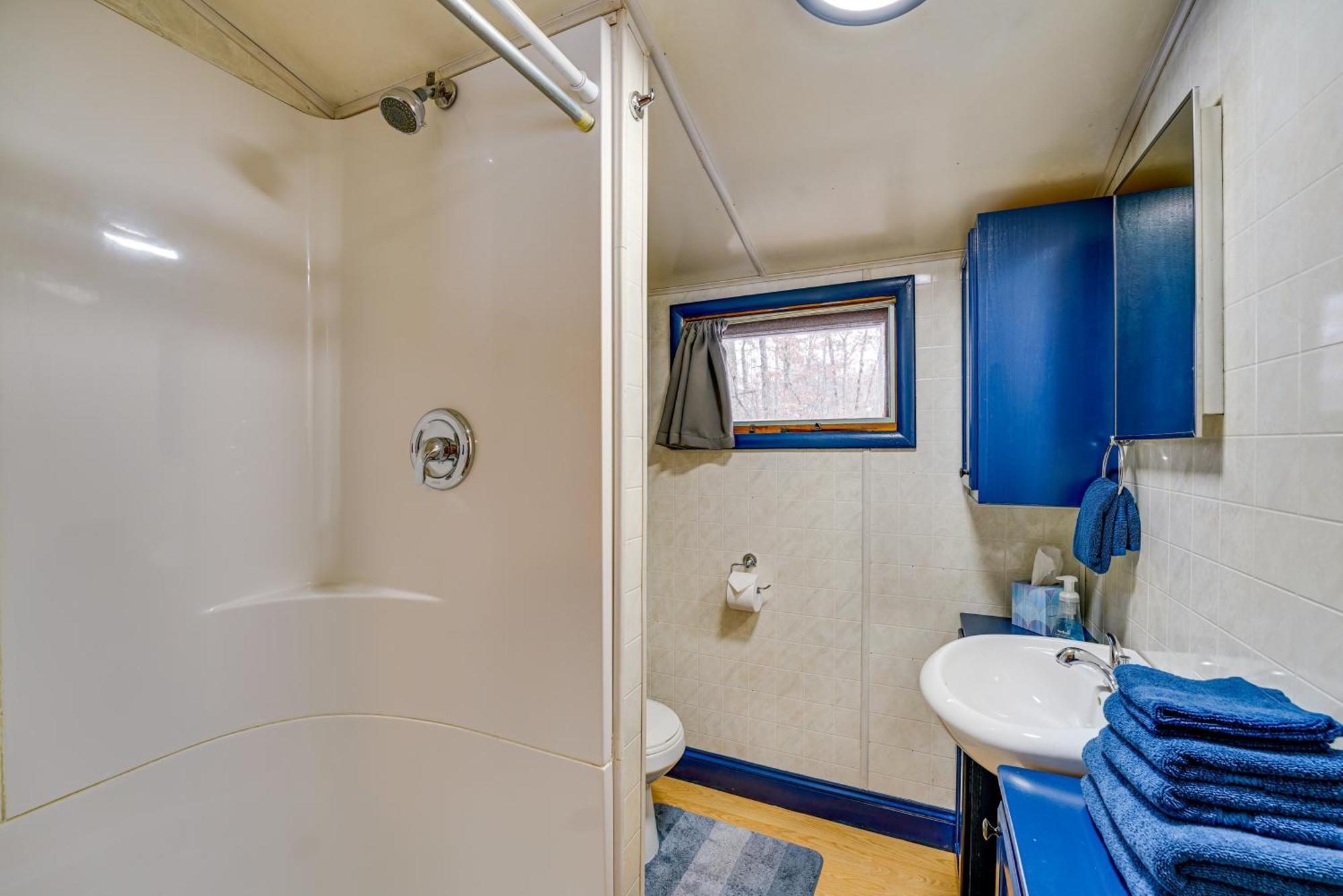 Pet-Friendly Irons Cottage About 4 Mi To Sand Lake! Exterior photo