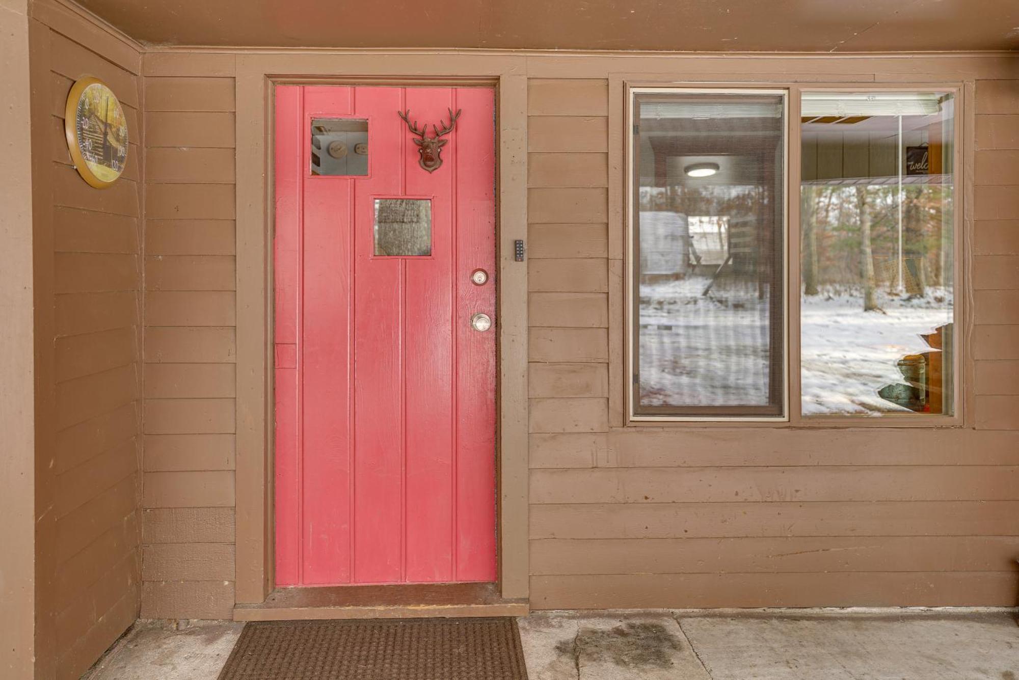 Pet-Friendly Irons Cottage About 4 Mi To Sand Lake! Exterior photo