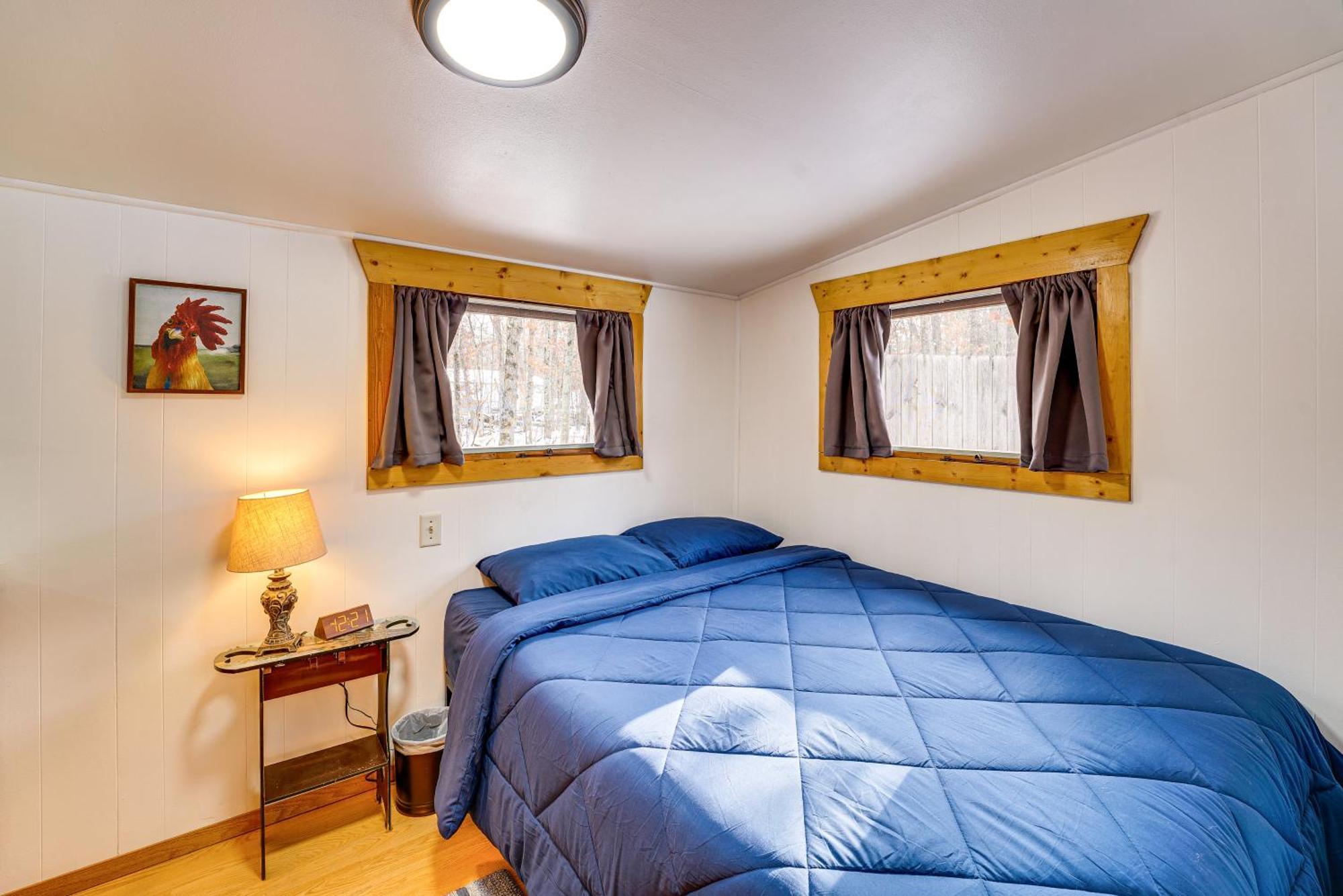 Pet-Friendly Irons Cottage About 4 Mi To Sand Lake! Exterior photo