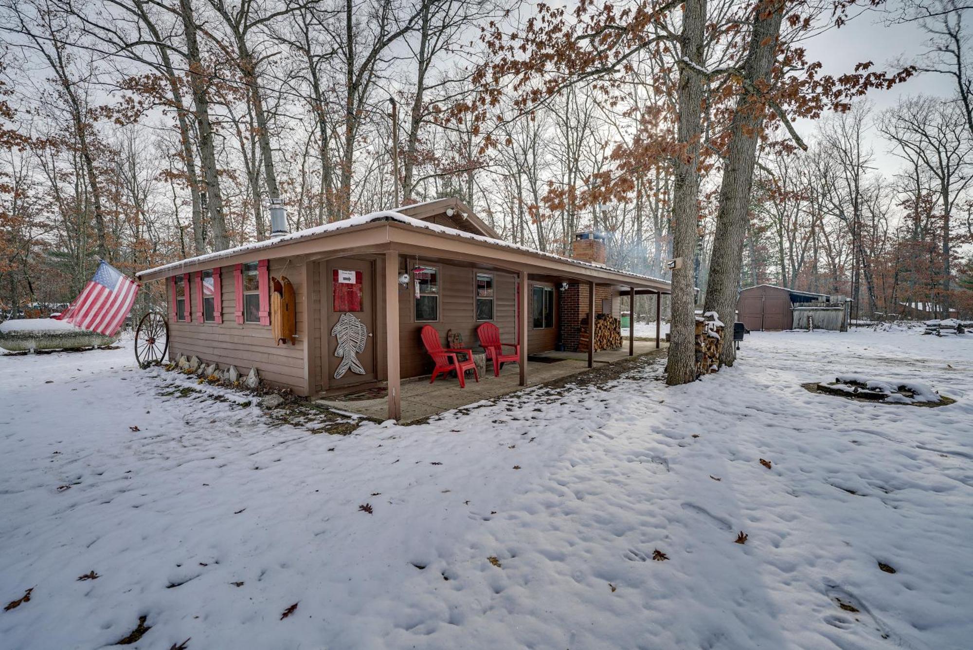 Pet-Friendly Irons Cottage About 4 Mi To Sand Lake! Exterior photo