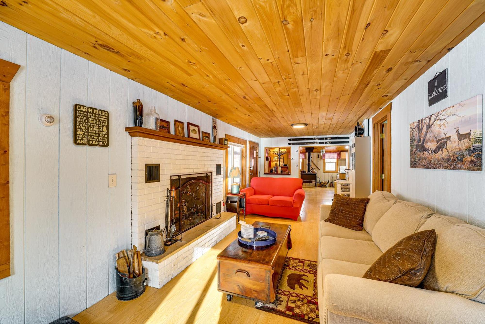 Pet-Friendly Irons Cottage About 4 Mi To Sand Lake! Exterior photo