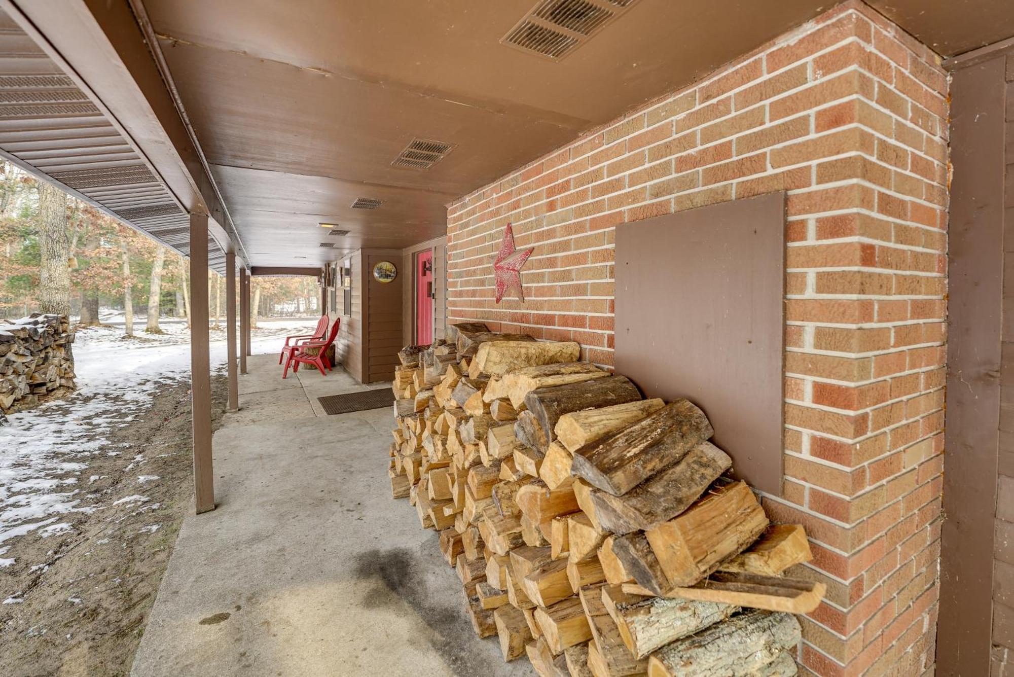 Pet-Friendly Irons Cottage About 4 Mi To Sand Lake! Exterior photo