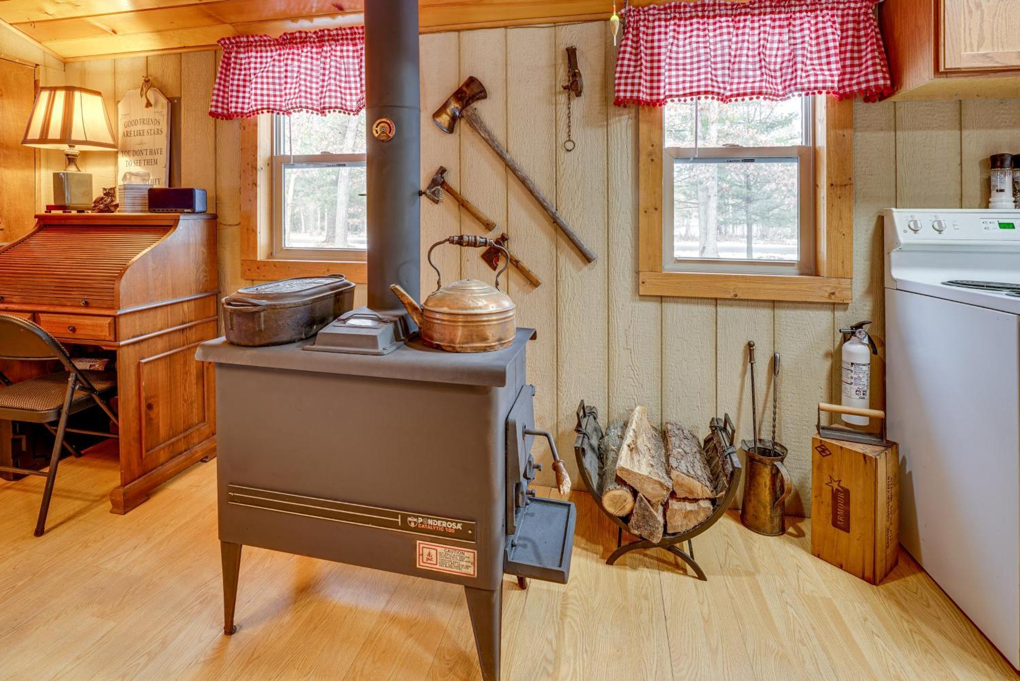 Pet-Friendly Irons Cottage About 4 Mi To Sand Lake! Exterior photo
