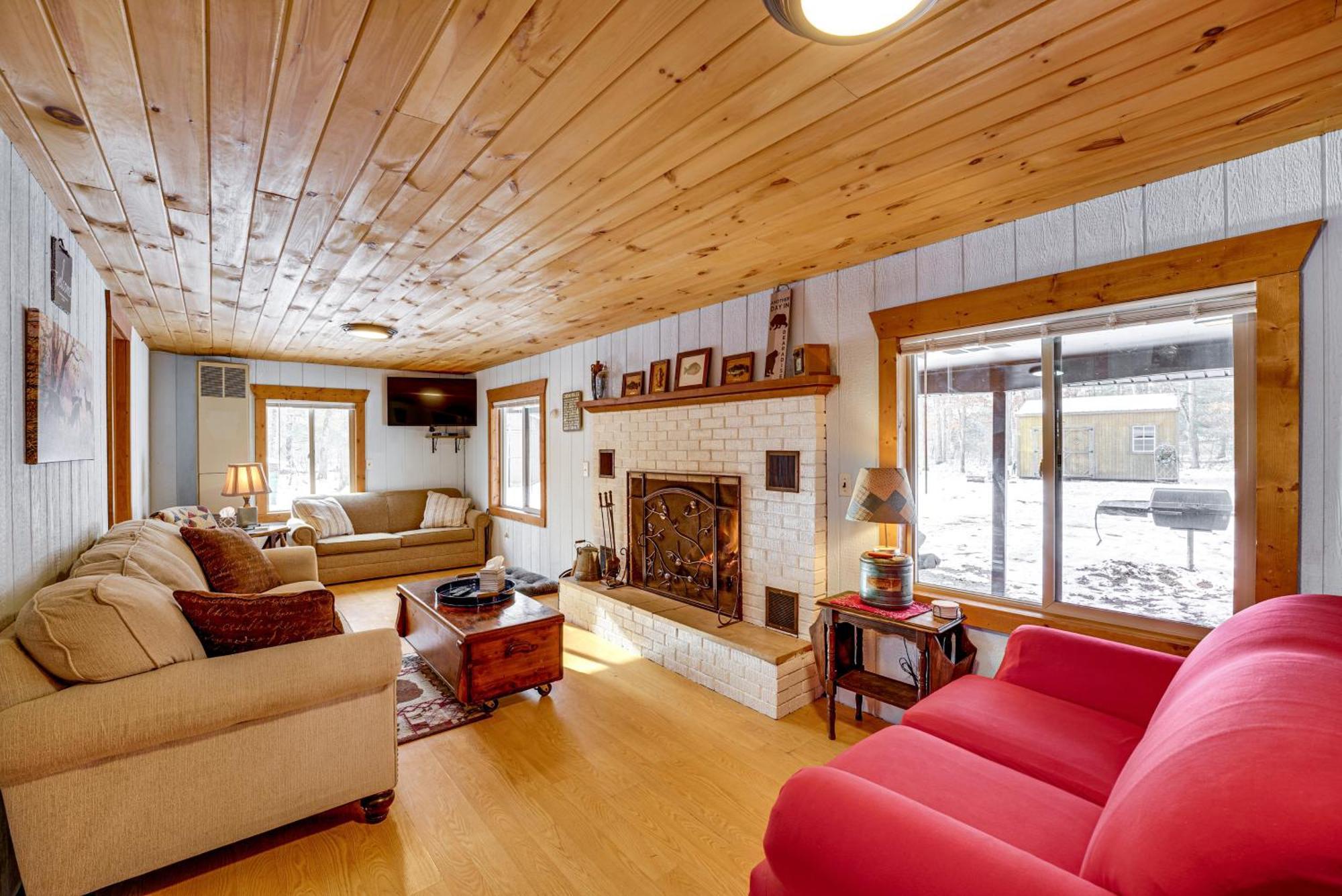 Pet-Friendly Irons Cottage About 4 Mi To Sand Lake! Exterior photo