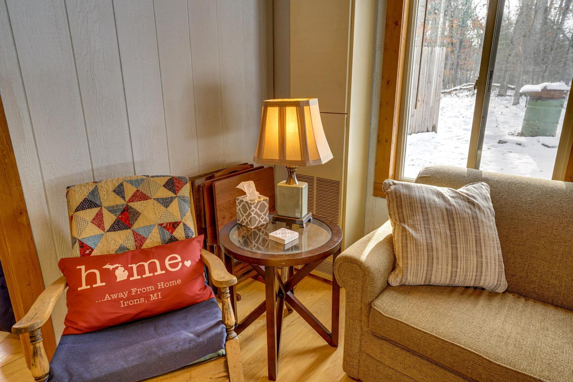 Pet-Friendly Irons Cottage About 4 Mi To Sand Lake! Exterior photo