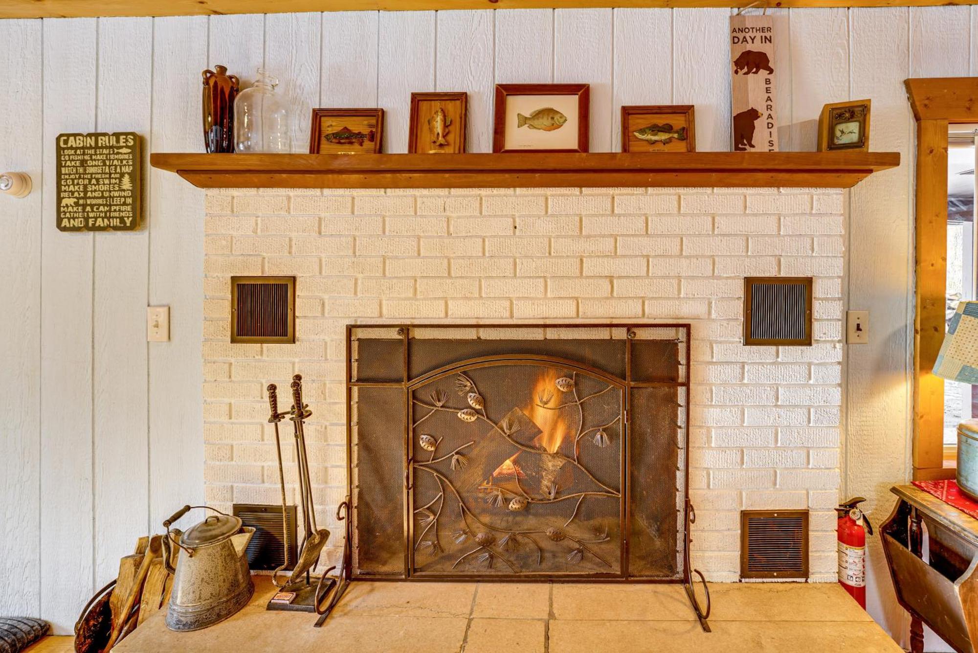 Pet-Friendly Irons Cottage About 4 Mi To Sand Lake! Exterior photo