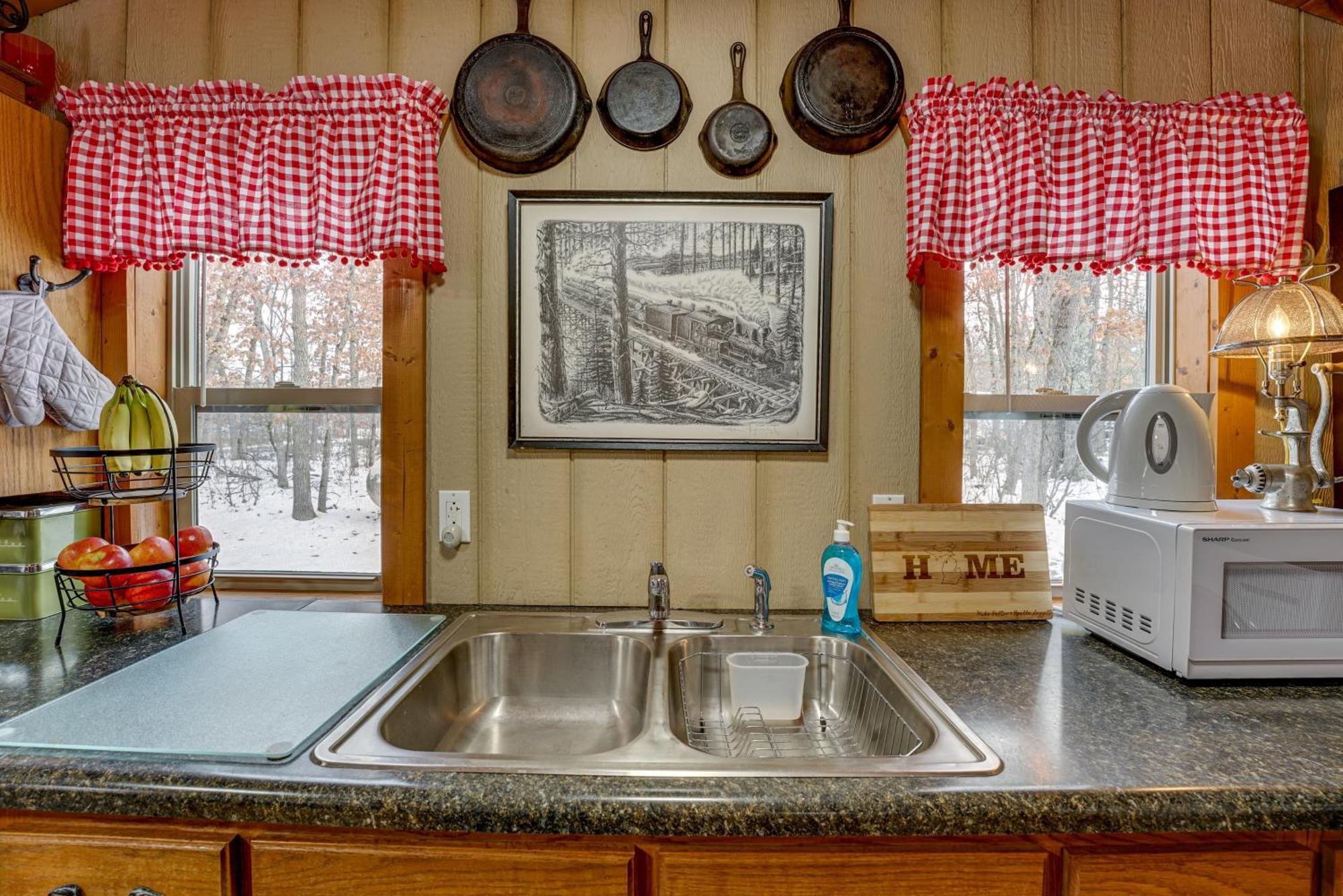 Pet-Friendly Irons Cottage About 4 Mi To Sand Lake! Exterior photo
