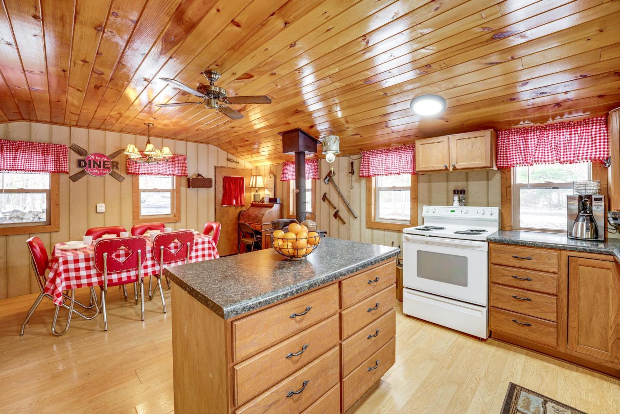 Pet-Friendly Irons Cottage About 4 Mi To Sand Lake! Exterior photo